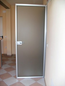 Porta in vetro con profilo